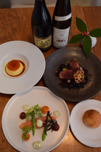 スモークサーモンのコンフィ(手前)と鴨肉のロースト(右上)には、頬が落ちた