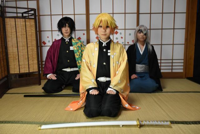 コスプレ撮影を楽しめる旅館内の撮影スタジオに座る平野さん(左)らコスプレーヤー
