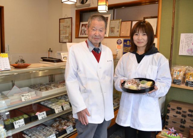 親子二人三脚で和菓子作りを行っている3代目の小川さん(右)と2代目の佐藤保夫さん
