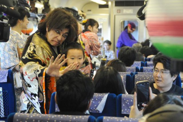 SL大樹の車内で「石川五右衛門」と記念撮影をする家族連れ