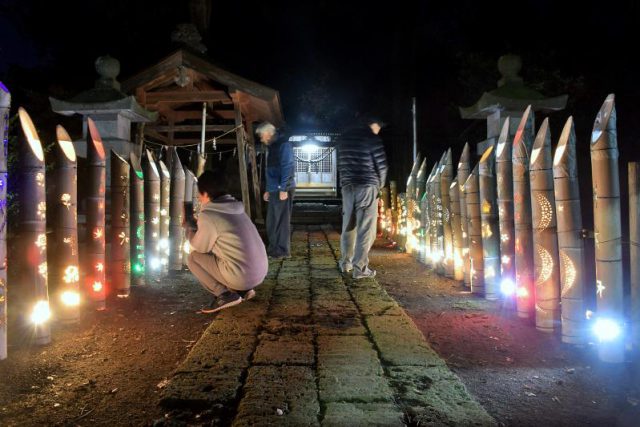 八雲神社境内で点灯している竹あかり
