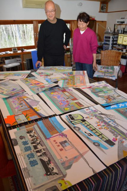 茂木の町並み絵巻を描いた鶴丸光世さん(左)と、支える妻の正子さん