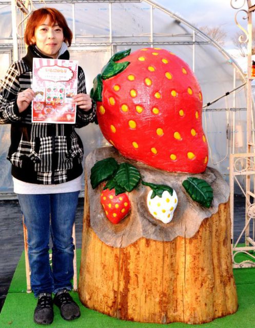 樹齢100年の杉を使ったイチゴのモニュメント