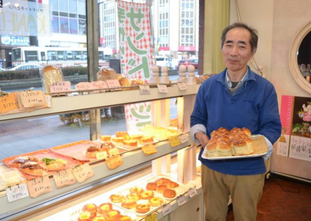 「お客さんは年配の人から近くの会社員まで幅広いですね」と語る江連さん