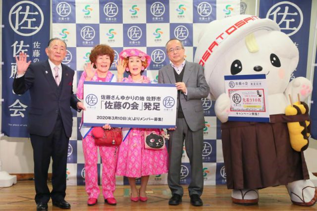 岡部市長(左)と、名誉大使に任命された林家ペーさん、パー子さんら