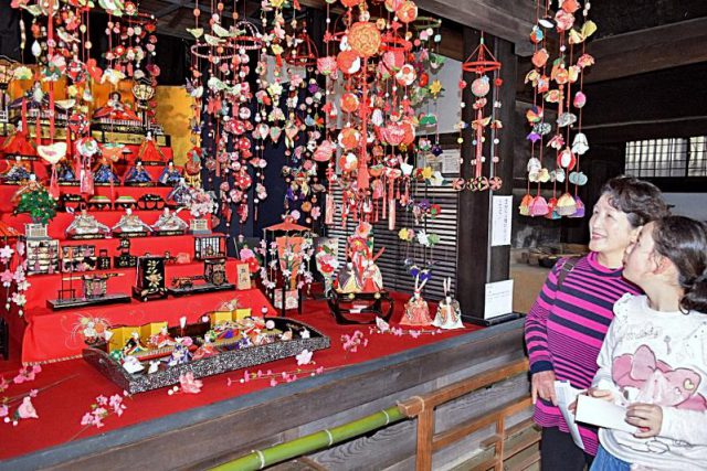 屋敷を彩る華やかなひな飾り