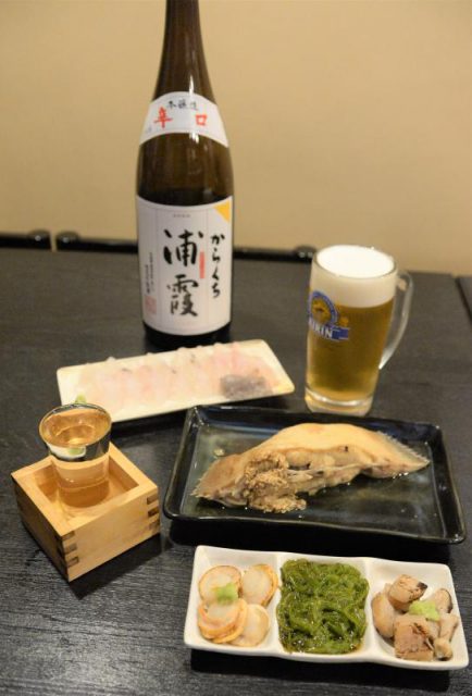 メニューは多くはないがナメタカレイの煮付け(中央)など料理はどれも絶品