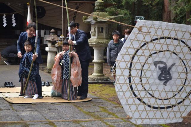的を射貫く小太刀君(右)と坂根君