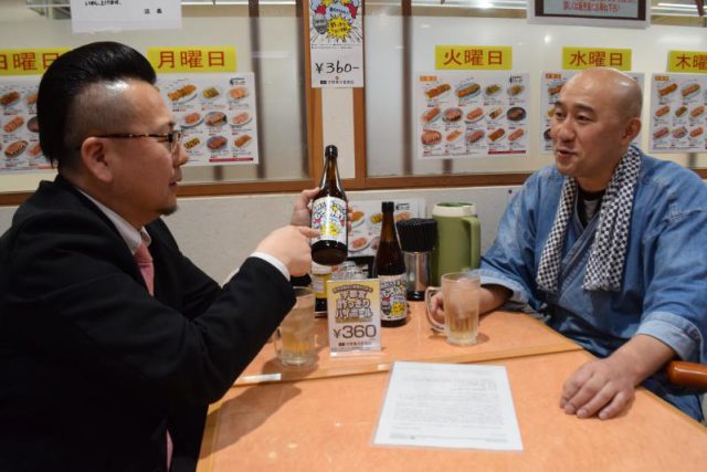 ハイボールを提供する来らっせで商品説明する中野さん(右)