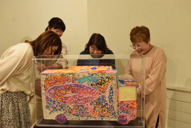 ハンディキャップのある作家の作品が並ぶ全国公募展