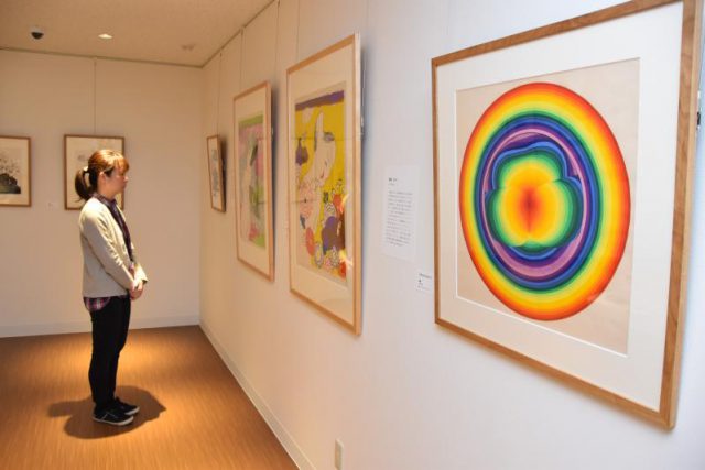 靉嘔さんの初公開作「Rainbow pansy A」(右)などが展示されている企画展