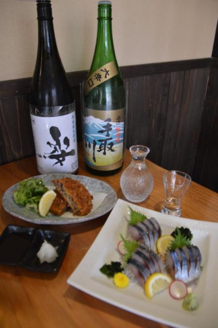 店の看板メニュー金華さばのさしみと人気の牛タンメンチ