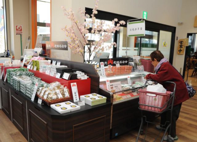 道の駅の商業施設に設けられた「日光老舗名店会」のコーナー