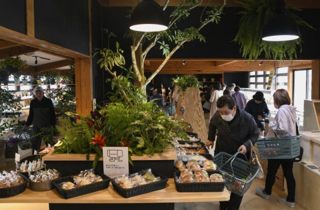 にぎわう農産物直売所
