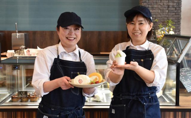 新商品のジェラートとロールケーキを紹介する「あぐりのカフェ」スタッフ