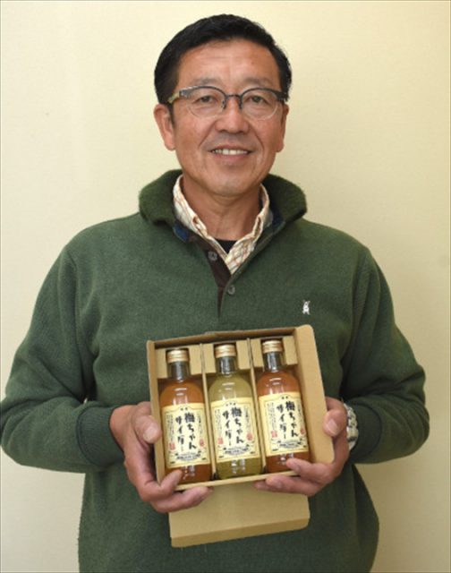 「梅ちゃんサイダー」を手にPRする福島代表