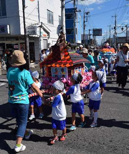 保育園児が自作したみこしも登場した町夏祭祇園祭
