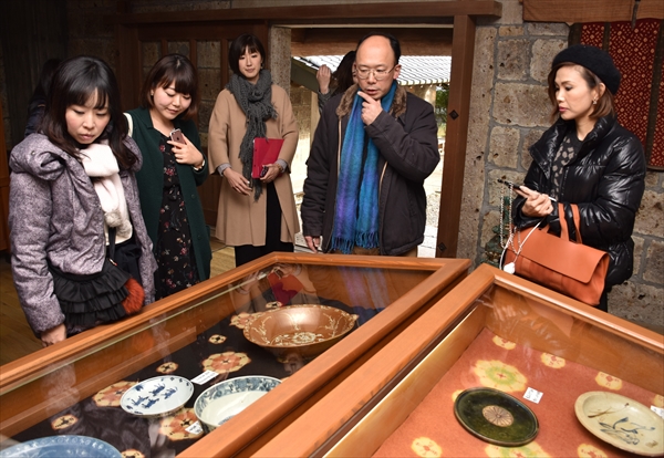濱田館長（右から２人目）から展示物の説明を受ける参加者