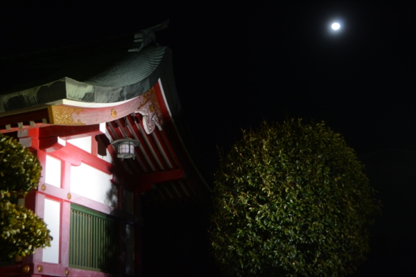 ライトアップされた織姫神社の上空に浮かぶ月