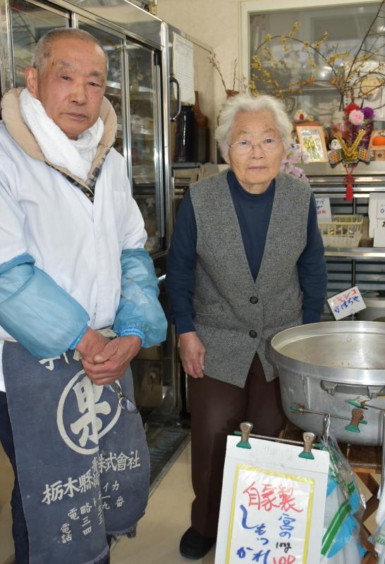 東さん（左）と妻の頼子さん。「しもつかれ」など手作りの惣菜も人気だ