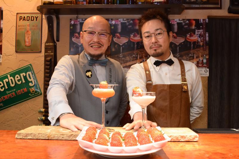 新作カクテルを考案した福田さん（左）と柿沼さん