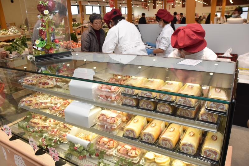 一番人気の「いちごのプレミアムロールケーキ」などが並ぶ物産館