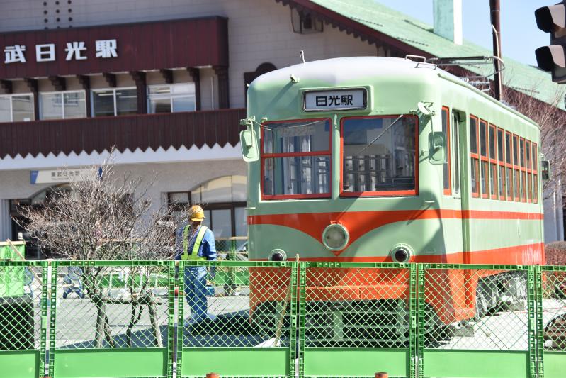 東武日光駅前広場に設置された路面電車