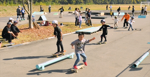 スケートボードを楽しむ子どもたち