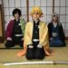 コスプレ撮影を楽しめる旅館内の撮影スタジオに座る平野さん（左）らコスプレーヤー